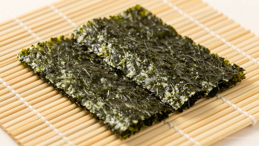 Nori vel op een sushi mat.
