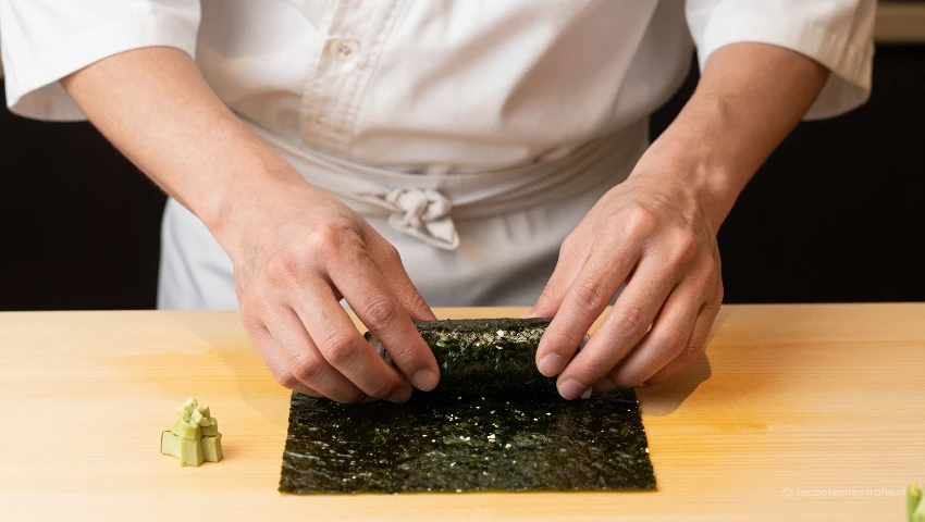 Vulling toevoegen aan de sushi.