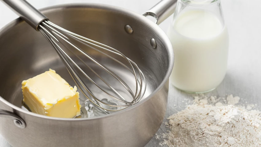 Ingrediënten en benodigdheden voor béchamelsaus