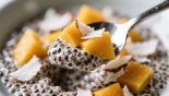 Lepel met chiazaadpudding, mango en kokosrasp