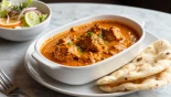 Geserveerde butter chicken ovenschotel