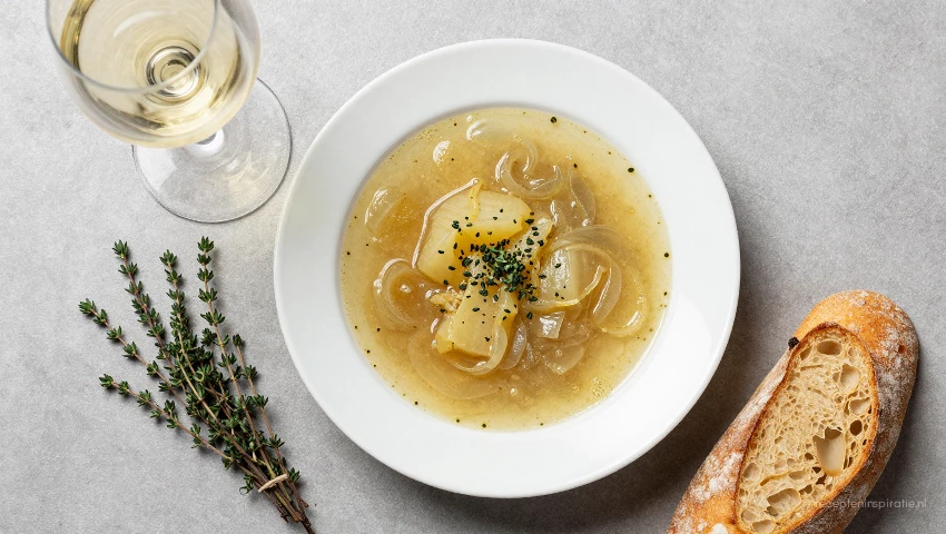 Uiensoep, brood, wijn en tijm, artistiek geplaatst.