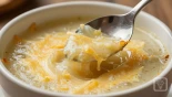 Lepe ldeschep in gegratineerde uiensoep.