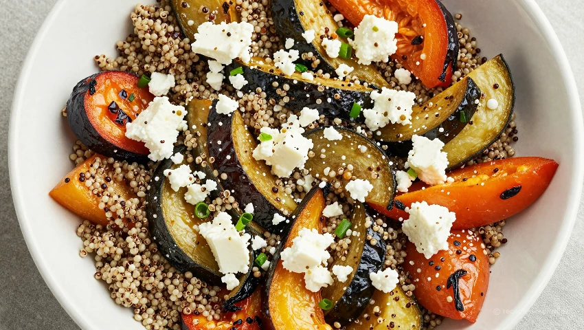 Salade met quinoa, groenten en feta in een kom.