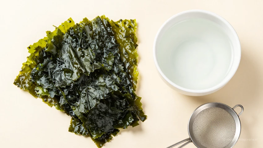 Ingrediënten voor het weken van wakame zeewier, platte lay-out.