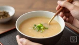 Iemand geniet van miso soep, lifestyle foto.
