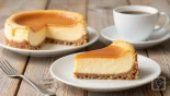 Cheesecake, koffie en houten tafel.