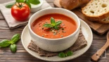 Tomatensoep met brood en basilicum, rustieke stijl.