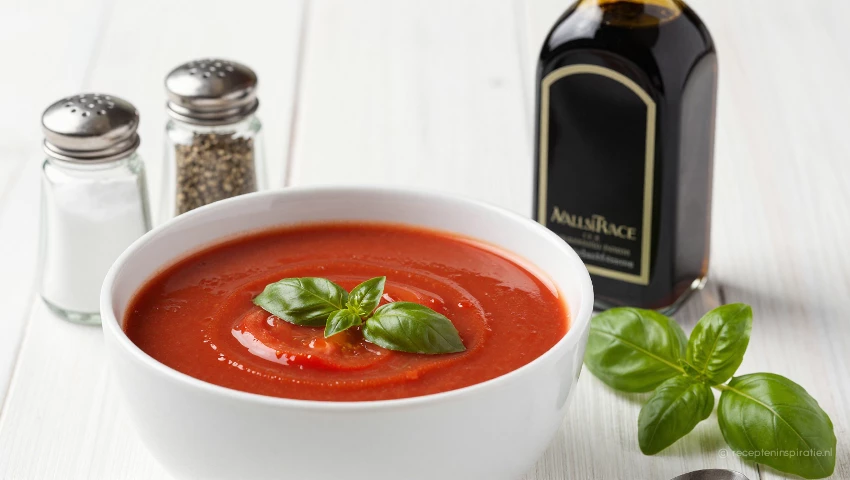 Tomatensoep met ingrediënten en kruiden, rustieke stijl.