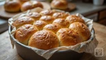 Brioche rijst voor de tweede keer in een vorm.