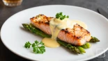 Zalm en asperges met Hollandaise, opgemaakt gerecht.